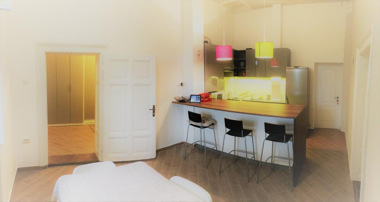 Emilia - Villa & Parking Mukacheve Luaran gambar